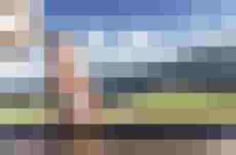 Kind trinkt frisches Quellwasser an Brunnen vor Bergkulisse auf der Hochmaisalm in Hinterthal