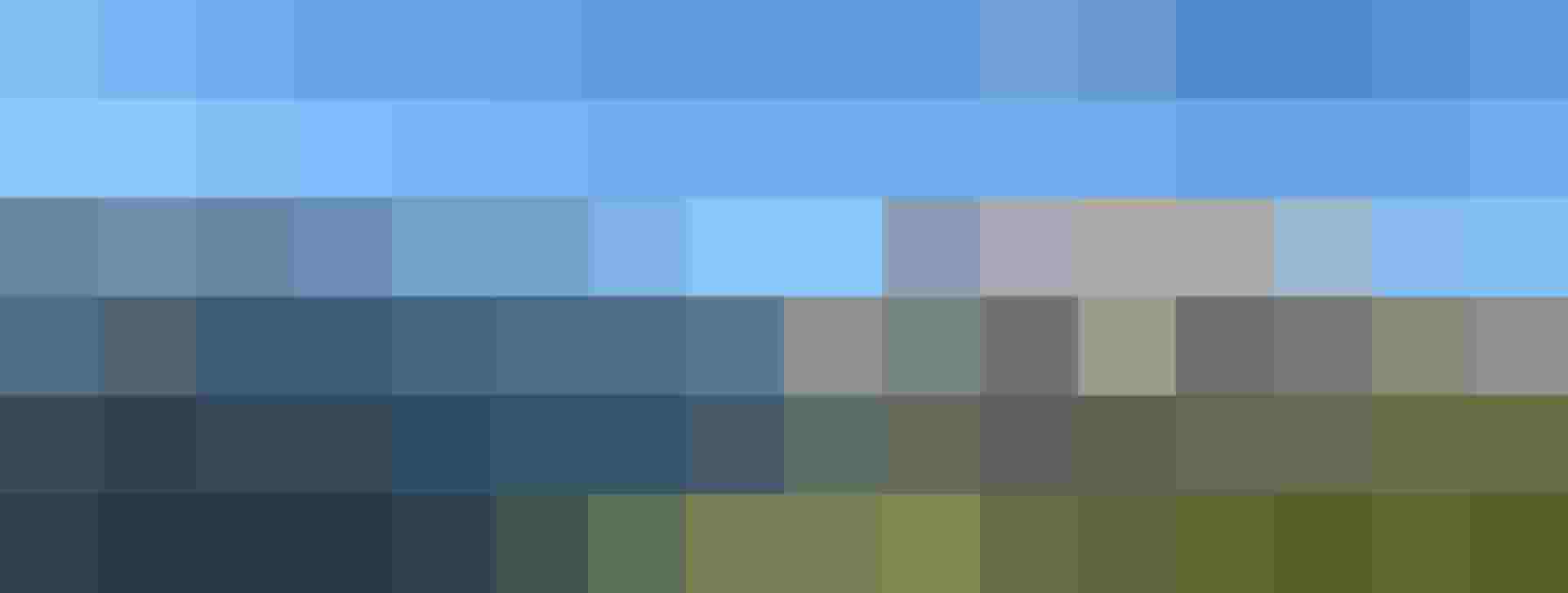 Panoramablick auf grüne Almwiesen und Hochkönig Gebirge im Salzburger Land