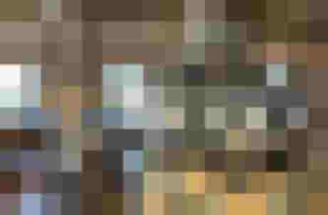 Gemütliche Almhütte mit Kachelofen, Holzmöbeln und Panoramablick auf die Berge