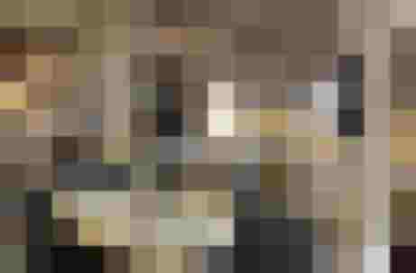 Gemütliche Almhütte mit Holzmöbeln, gedeckten Tischen und alpinem Flair