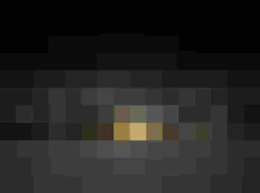 Schneebedeckte Berglandschaft bei Nacht beleuchtetes Schild im Vordergrund