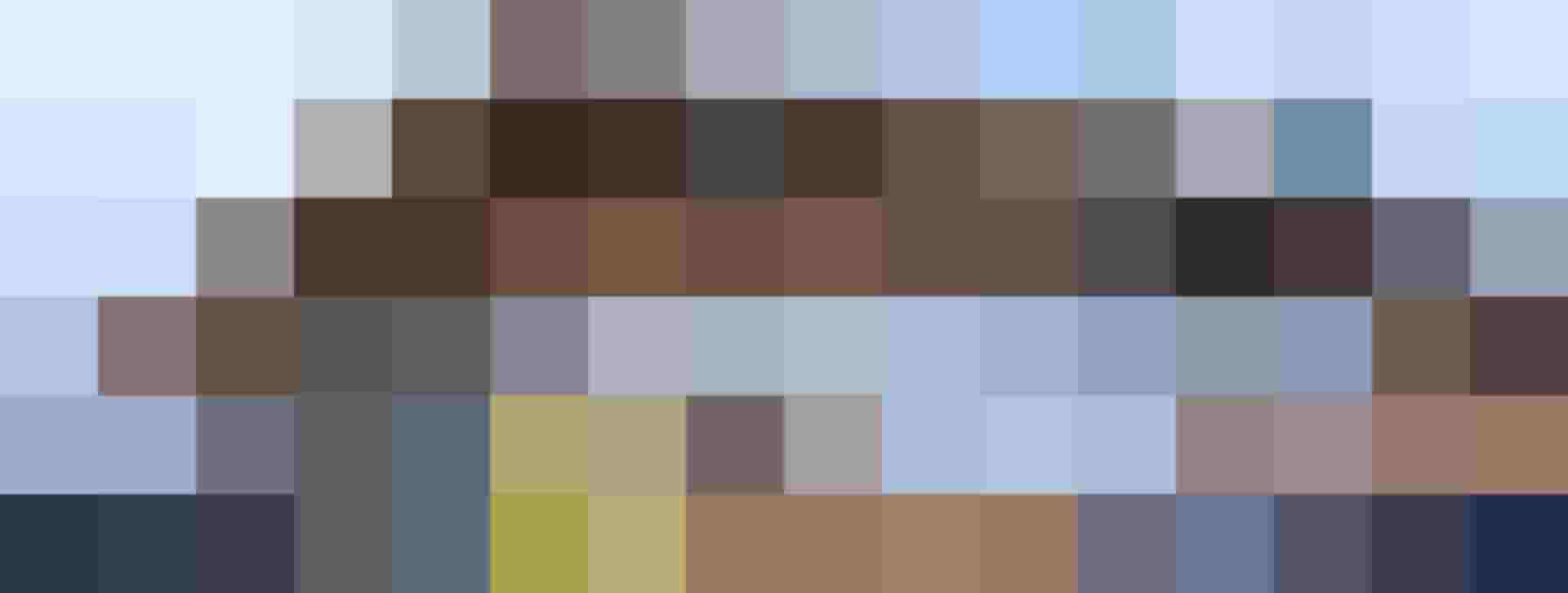 Almhütte Hochmaisalm mit gelbem Wanderschild und Autos im Salzburger Land