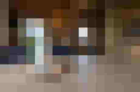 Gemütliche Almhütte mit Holztisch, Kerze und Zweigen, alpine Gastfreundschaft Hochkönig