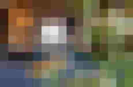 Gemütliche Almstube mit Holzwänden, blauen Sitzbänken und Blick zum Fenster