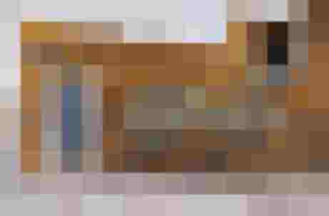 Holzstapel, zwei Stühle, Tagesangebot auf Tafel vor Almhütte Hochkönig