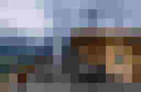 Holzterrasse mit Sitzbänken vor Almhütte, Panoramablick auf Hochkönig und Berge